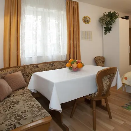 Leo Apartment Split
