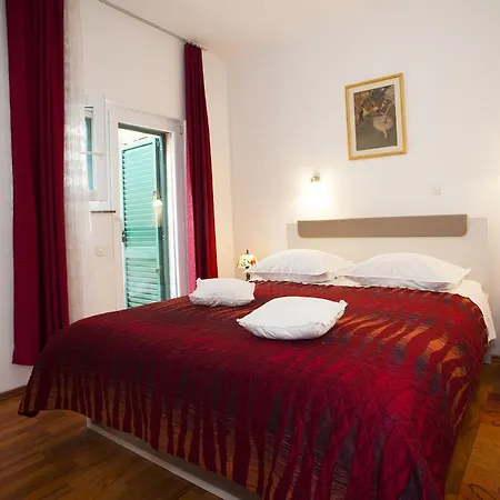 Leo Apartment